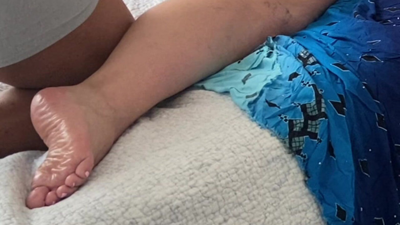 Daddykane: Caliente aceitosa milf da masaje en casa. Madre furtiva invita...