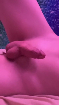 Kızıl saçlı genç twink ashen dildoyla kendini sikiyor ve eller serbestçe boşalıyor
