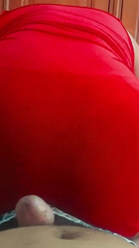 POV: Aku mengangkat gaun merahku dan memeras semua susu darinya dengan menggiling pantatku ke penisnya