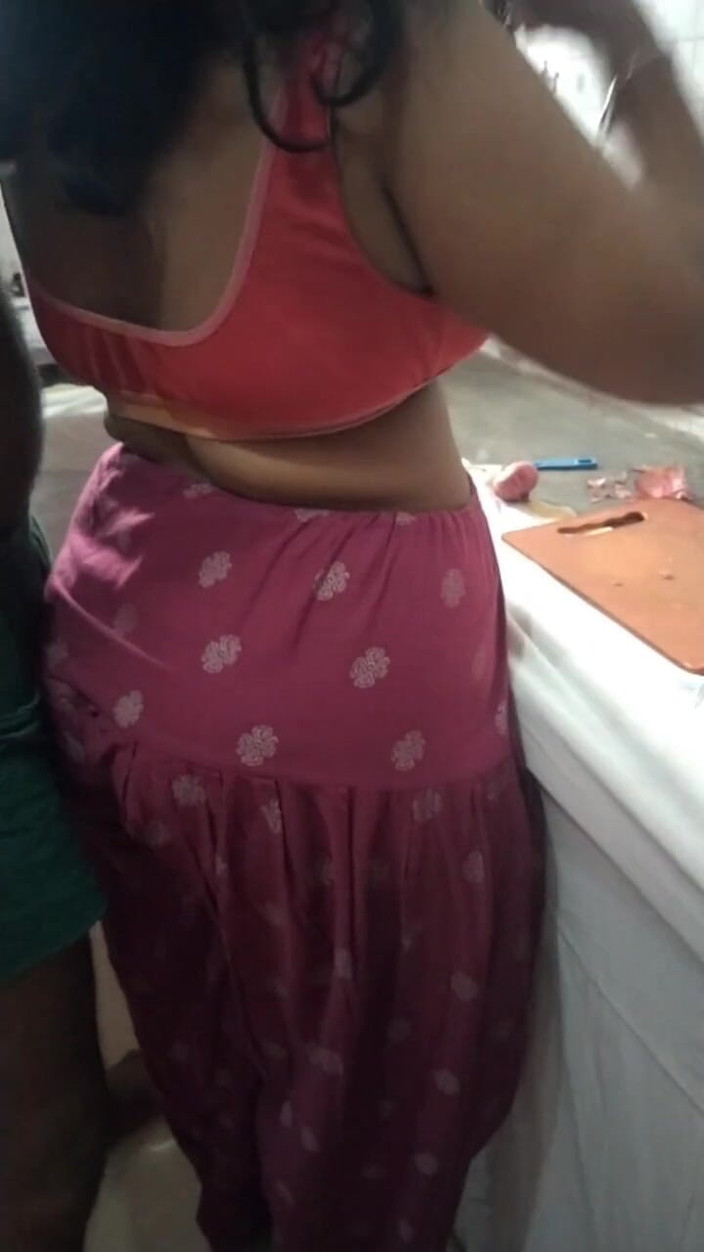 Tamil lesbian: Yemek yaparken mutfakta ateşli seks