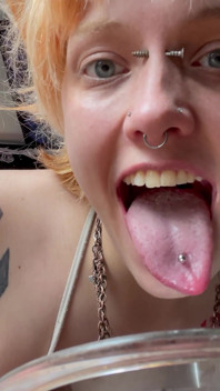 Tour della bocca della ragazza gotica senza trucco con specchio per la mano
