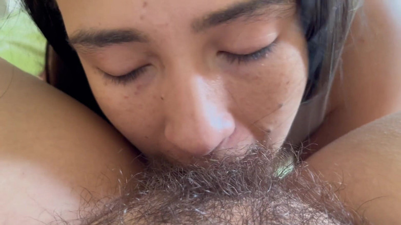 zoemelissa: Kelentit kecil – lesbian pepek panas yang sangat berbulu dan banyak...