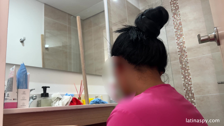 Latinaspy: Mucama con enorme culo limpia apto y luego masturba a...