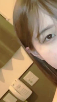 สาวงามเสียงคนสวยกลับมาอีกครั้งสําหรับรอบสอง ชุดว่ายน้ําสีขาวและถุงเท้าสําหรับฉากน้ําเงี่ยนไหลเยิ้มตั้งครรภ์