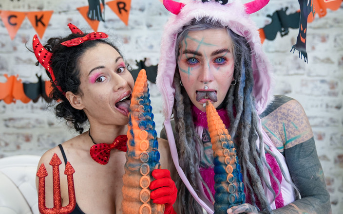 Stacy Bloom: Le ragazze stanno avendo un divertimento anale di halloween - anuskatzz...