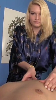 Подтирание тела к члену блондинки