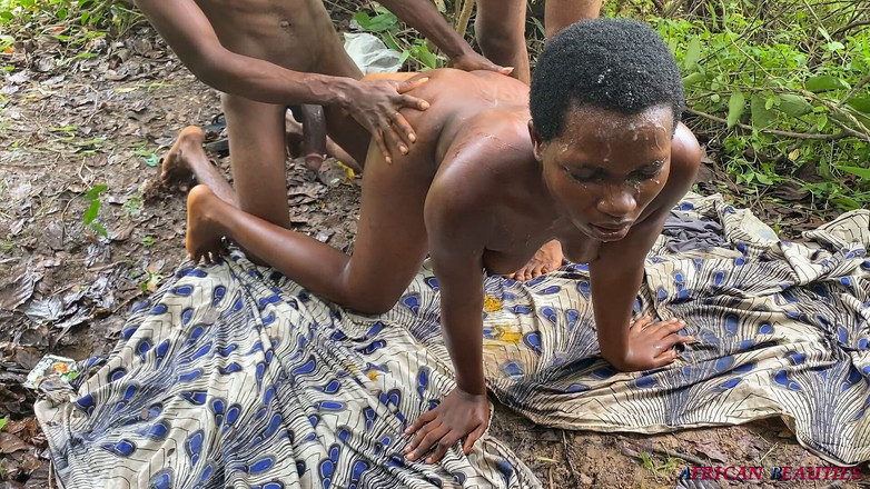 African Beauties: Outdoor Village Girl uwielbia być zdominowany przez dwa BBC