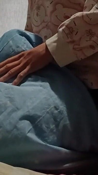 Awek super kurus menggesel pepeknya di bantal dan memancut dengan cepat supaya ibu bapanya tidak menangkapnya