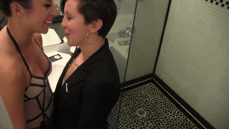 Injoy X: Milf chefe e funcionária gostosa se beijando depois do dever