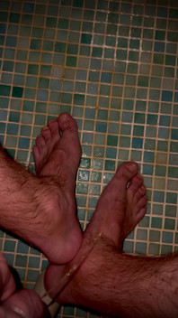 Quelle Urine Chaude! Comme C’est Agréable Et Réchauffant Pour Tes Pieds À Cause De Ça.