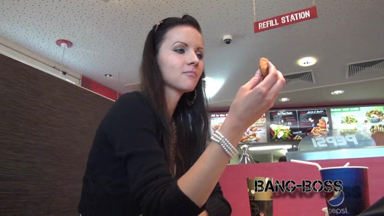 Bang-Boss: Model dikongkek dalam tandas Fastfood