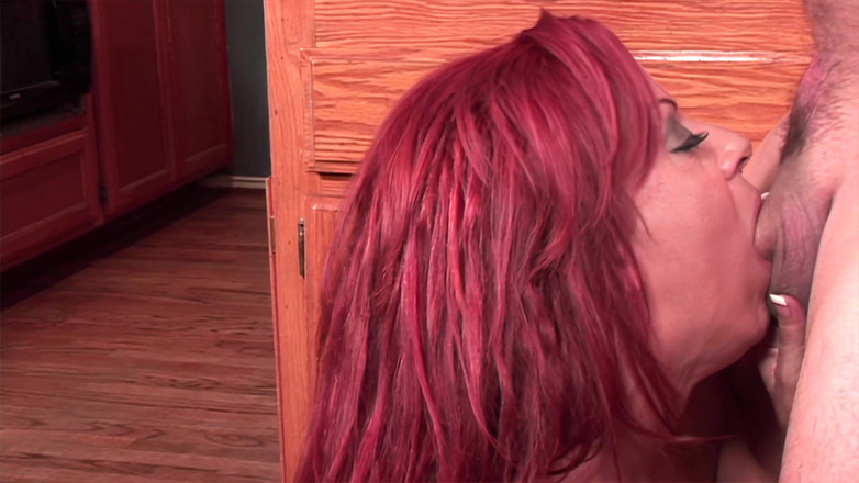 We heart Milfs: 大奶熟女shannon Kelly穿着她的乳胶靴被性交