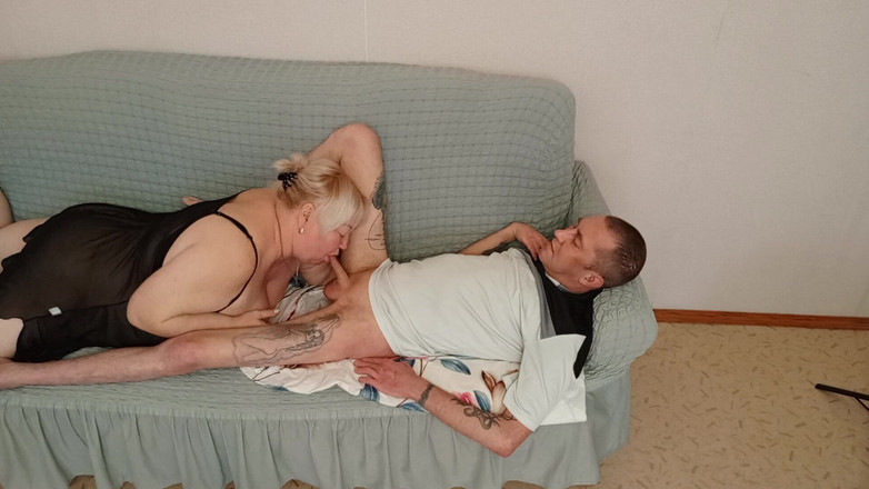 Zona901: Il vicino si knea la gola con un pompino profondo...