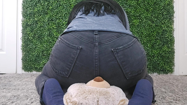 Julia Ryan: Face Farting on My Teddy