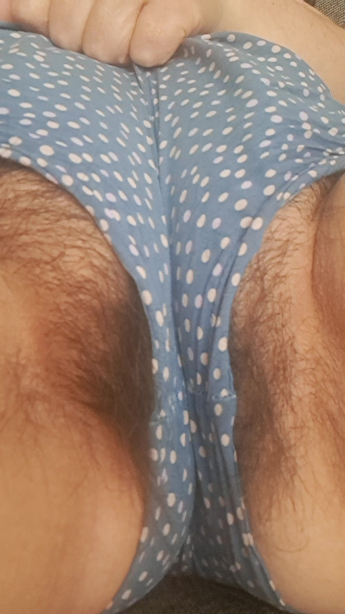 Mommy big hairy pussy: Mama în pat, atingându-și pizda fierbinte ca să se masturbeze înainte de...