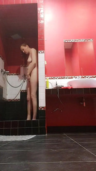 Ich streichelte meine nippel und wurde so geil, dass ich kam, ohne meine strumpfhose auszuziehen