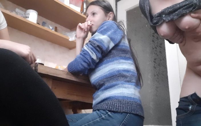 Lesbian-illusion: Conversa suja na cozinha terminou com um orgasmo