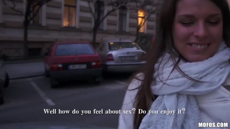 Public Pickups: Openbare ophaalbeurten - amateur brunette Mona Lee zuigt pik en neemt...