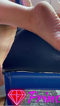 Tapak kaki cantik memancut mani pada footfetish kaki
