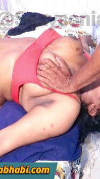 Sorellastra beccata dal fratellastro mentre fa sesso online dal vivo
