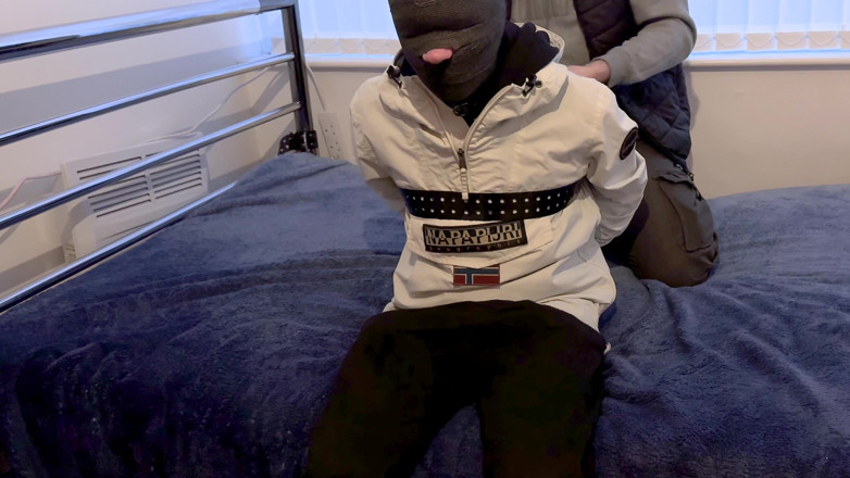 Inmate Cody and SubEdgeX: Twink hogtied yağlanmış ayak oyunu, bölüm 1