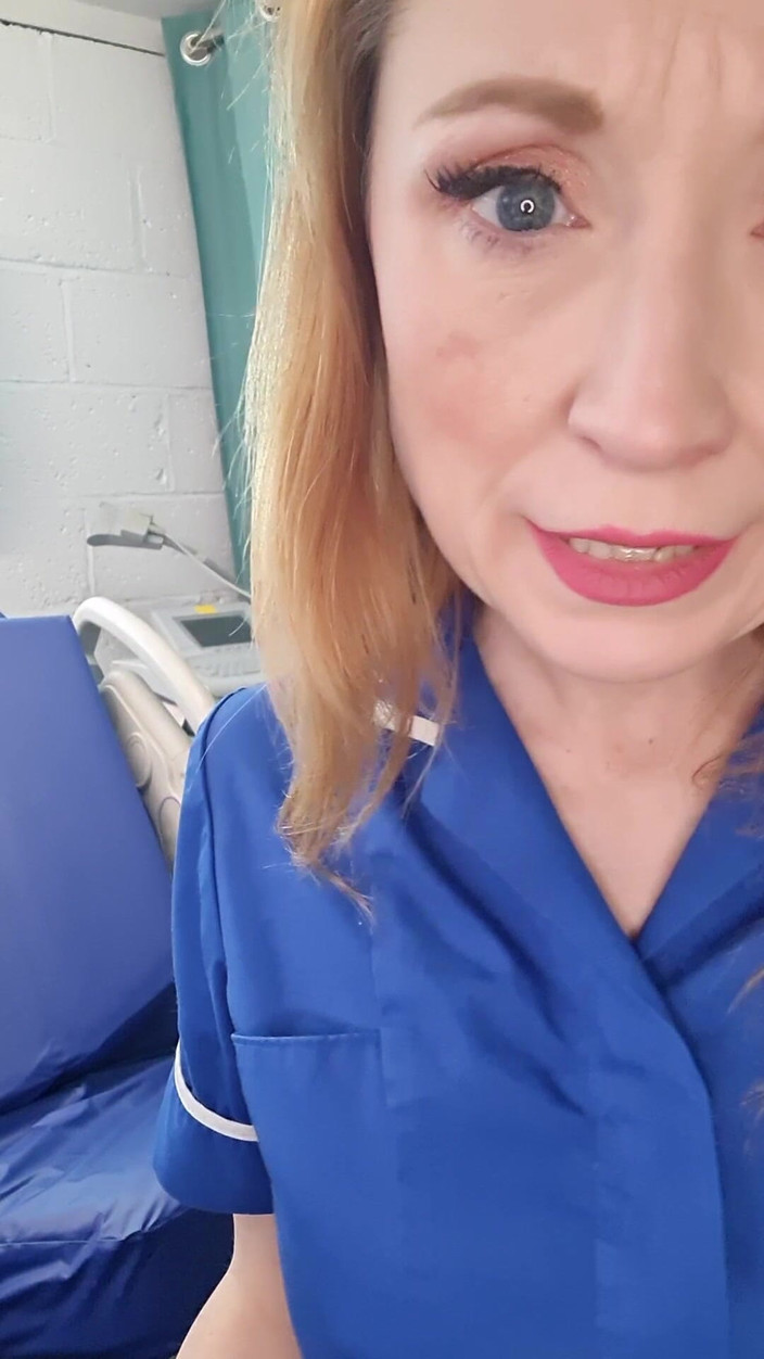 Lily kink: Enfermera Traviesa Te Pilla Mirando Y Te Invita a Follarla