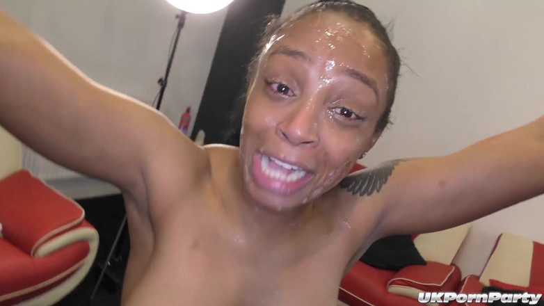 100% Amateur Gangbang and Bukkake from the UK!: Ébano foda boneca Lolla Marie gosta de um gangbang