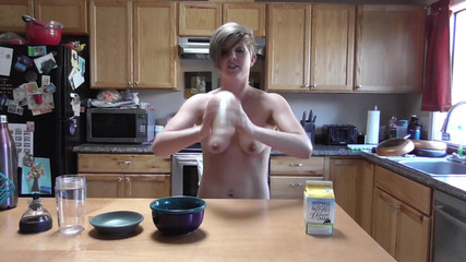 Housewife Ginger: Dělám z másla nahé, jak si vyrobit vlastní máslo