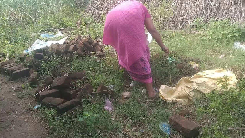 Big Boobs Priyanka Tamil Aunty Cleaning the Garden (Priyanka priya) Big Boobs Priyanka Tamil Aunty Cleaning the Garden (Priyanka priya)