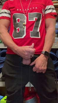Jockdad87 gicle une grande quantité de son maillot avec le numéro 87.