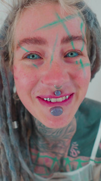 Una ragazza arrapata pesantemente tatuata in solitaria mi fotto con un grosso giocattolo