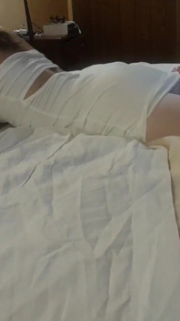 Ze is vastgebonden op een bed, in de keel en wordt in haar poesje geneukt door een grote pik zonder genade