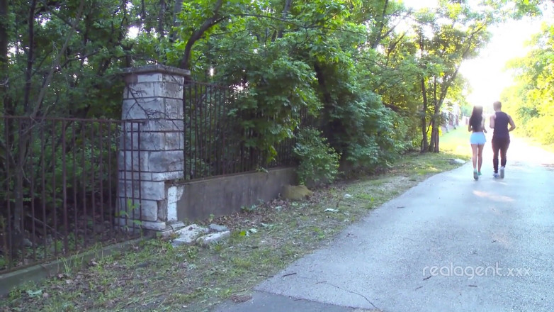 Real Agent: Po krótkim porannym biegu urocza Rosjanka zostaje wkręcona w cipkę