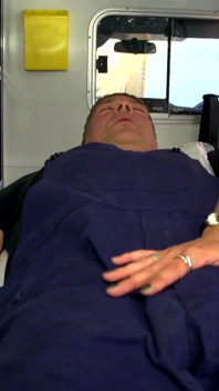 Sexy přírodní sestra je ošukaná v nemocničním autě
