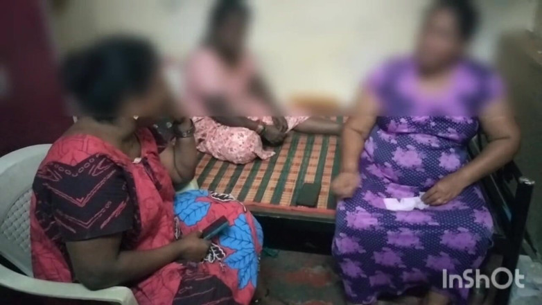 Tamil lesbian: Tres tías en caliente discusión