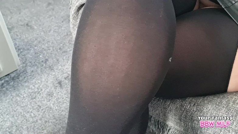 BBW_Wife: Stoute huisvrouw plaagt clit in harig poesje met vibrator