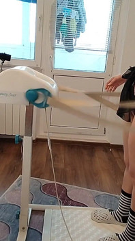 Esposa amadora se massageia com vibrador. Latina buceta peluda, peitões, bunda grande.