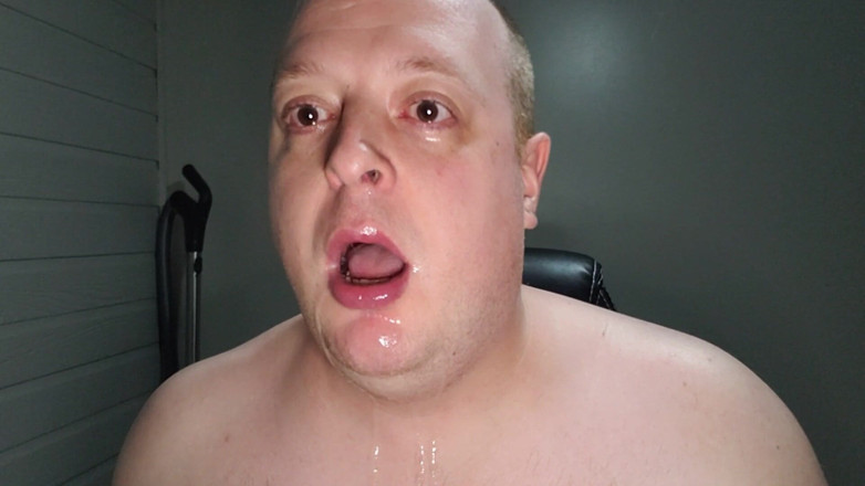 Charlieboy69: Đụ mặt sâu vào họng con cu giả khổng lồ...