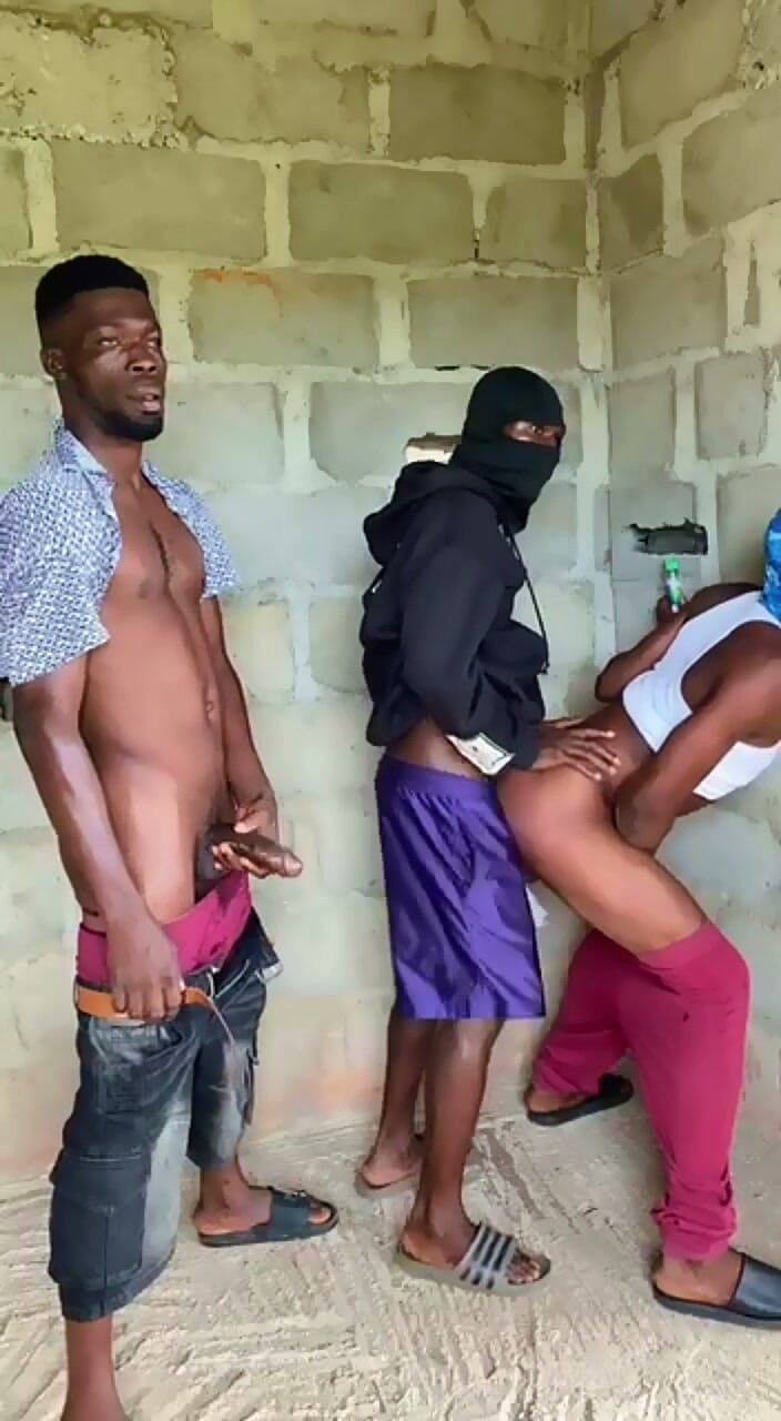 BLACKSHOOTERR: Üç Heteroseksüel Sokak Çocuğu Karmaşık Olmayan Binada Sikişiyor..
