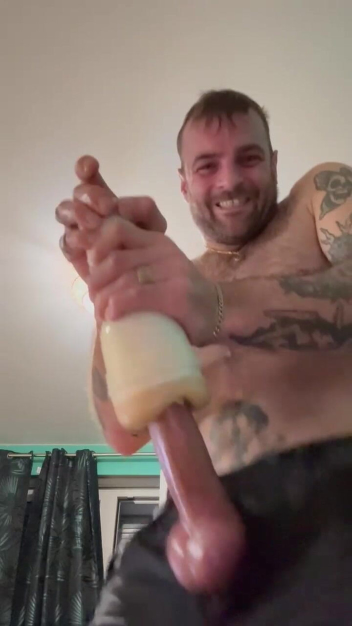 Throatfucker: Demasiado cachonda follando mi juguete