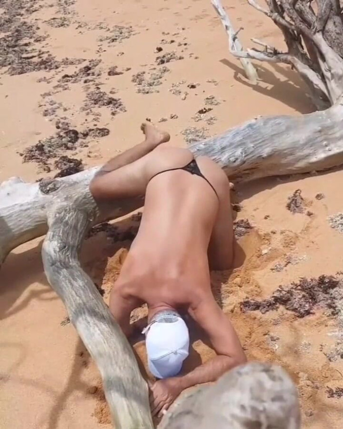 Ladysilvas: Ladysilva předvádí své sexy kalhotky na pláži