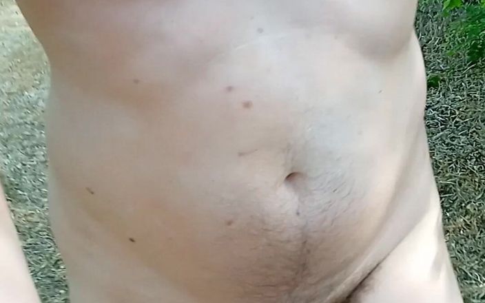 Deepthroat260: Cowok jalan-jalan di hutan sambil bugil