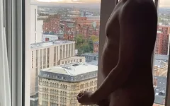 Exhib, branlette et éjaculation sur une vue sur le paysage urbain.