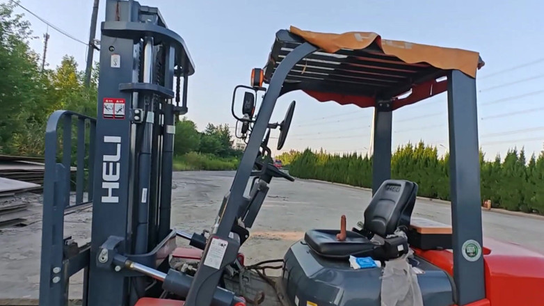 ChineseBisexual: Naked Patrolling a Busy Road Construction Site and Masturbating on...