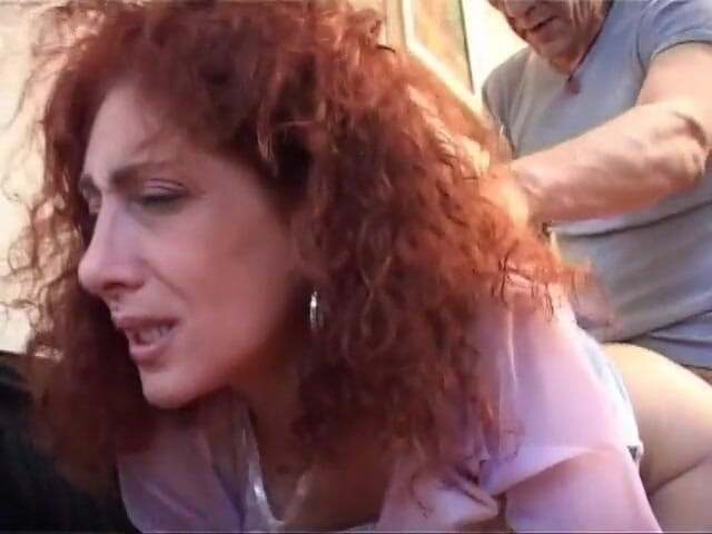 Milf in Love: Sicilyalı orta yaşlı seksi kadın evde gizli bir şekilde sikişiyor... Kocası...
