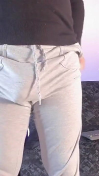 Latino Visar Upp Sin Mage På Kameran Inne I Sin Grå Sweatshirt