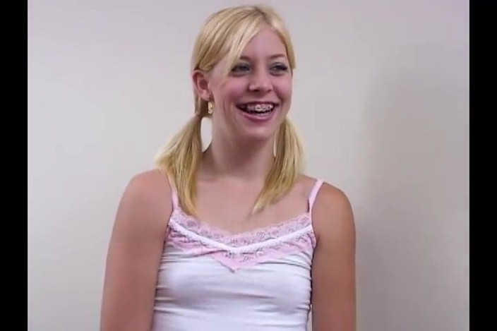 Top Web Models: Leah Luv 19 años con frenillos - 4 completas en primer plano, garganta...