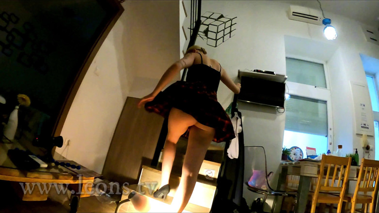 Leon Lambert Girls Twerk Parties CFNM: Une fille sexy taquine en mini-jupe de tennis courte et...