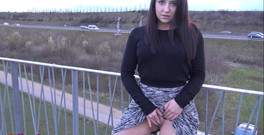 Emma Secret: Otobanda güçlü orgazm!