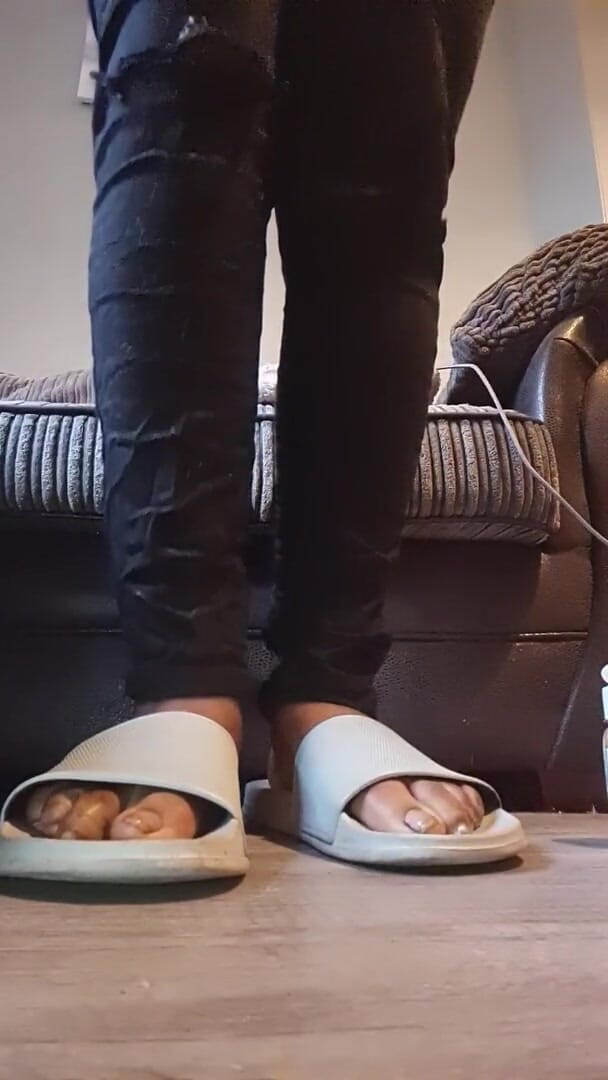 Simp to my ebony feet: Người khổng lồ yêu sandal